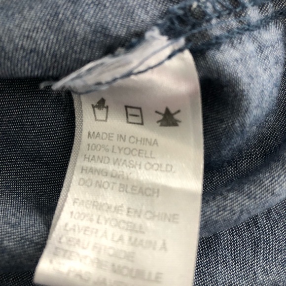 EUC Set of 2 Women’s Button-Up Shirts: 1 Floral and 1 Denim Short-Sleeve - Picture 6 of 16